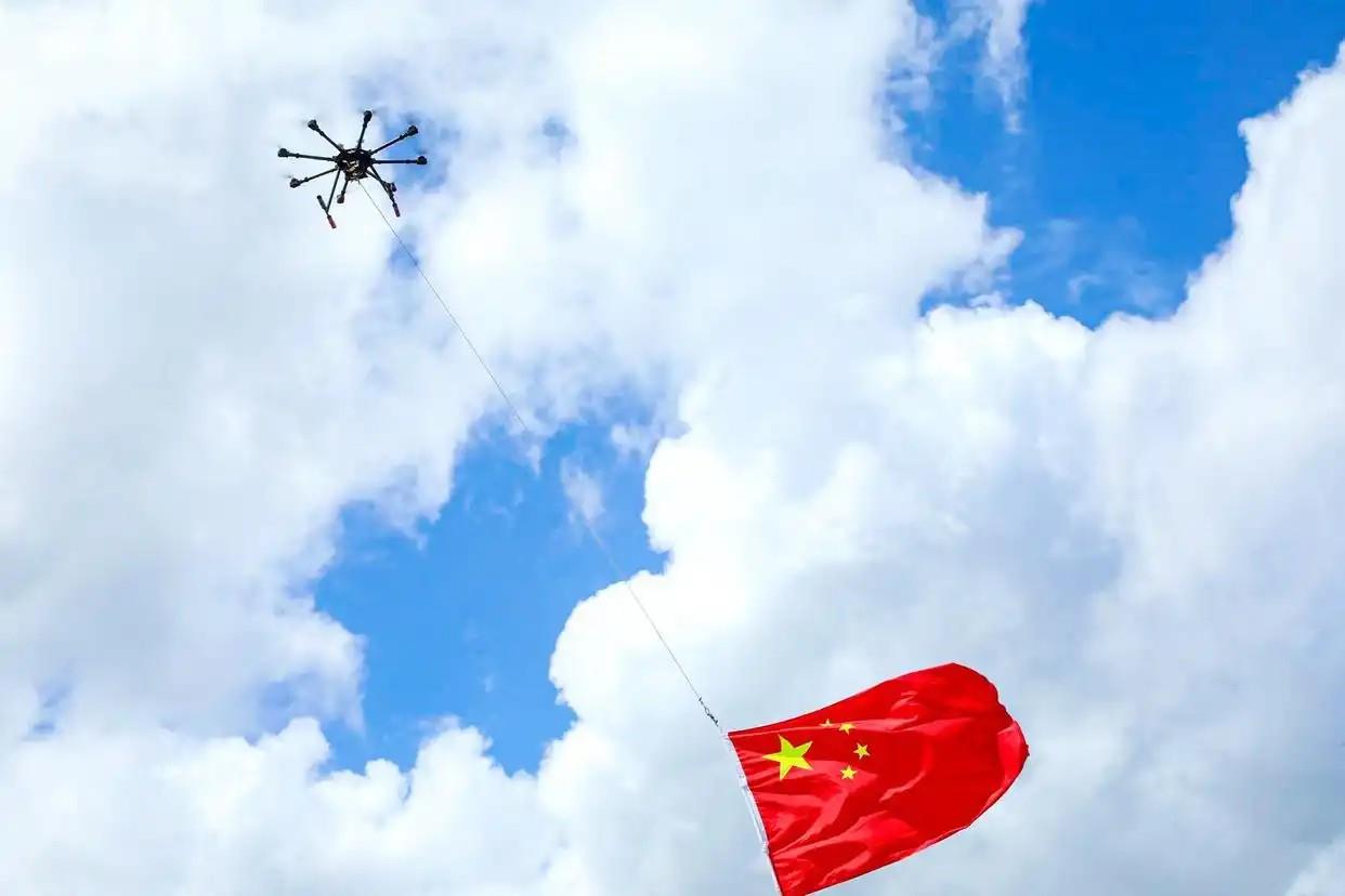 无人机升起国旗开启低空经济博览会