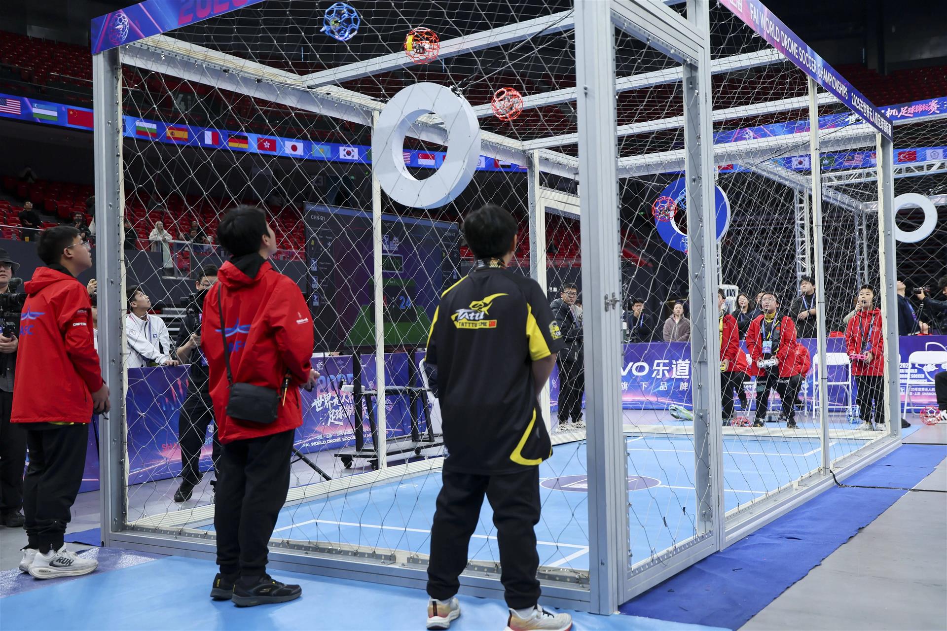 长空逐梦，申城问鼎：首届世界无人机足球锦标赛中国队包揽双冠